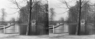 859186 Gezicht in het park bij Slot Zeist te Zeist, met rechts de theekoepel.
